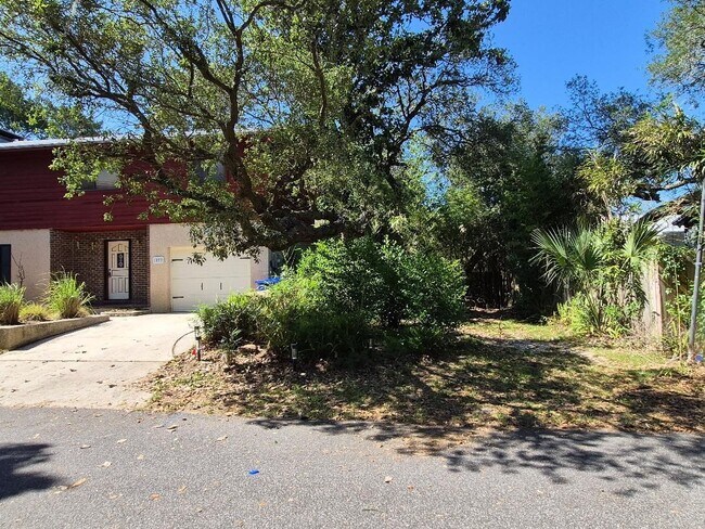 Photo - 1370 Riviera St