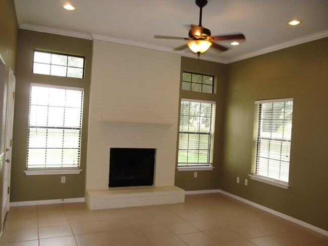 Photo - LARGE 4 BEDROOM NEAR LAKE