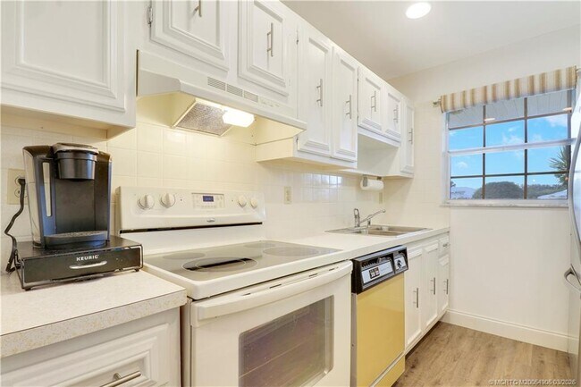 Photo - 211 Manatee Ln Unidad D