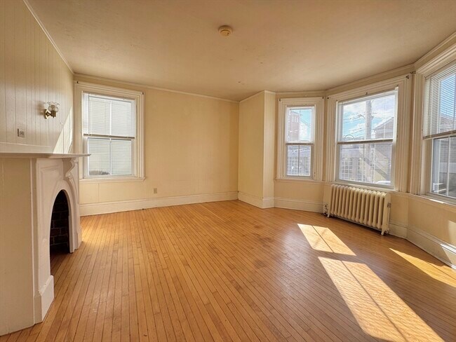 Building Photo - 30 Crescent St Unit 1