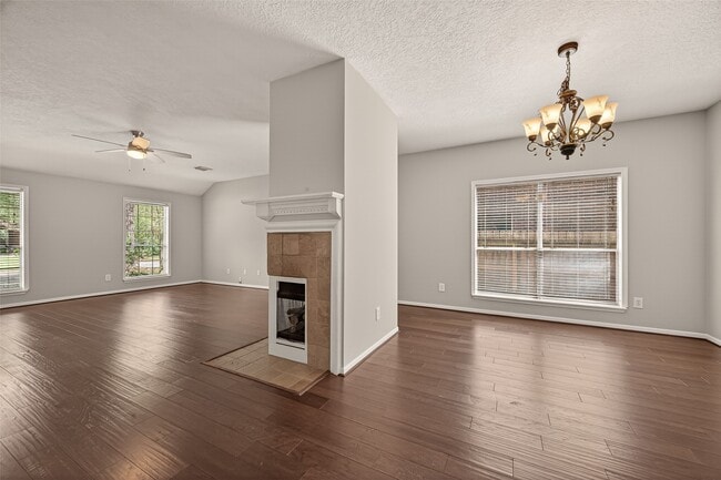 Building Photo - 27 Lush Meadow Pl