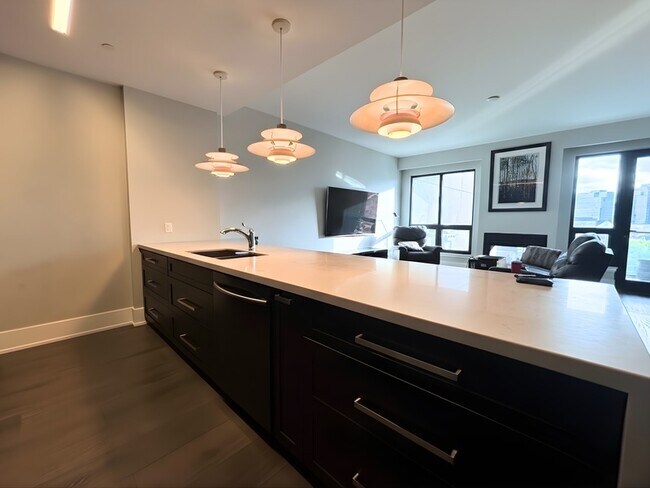 Photo - 181 James St N Unit PH4