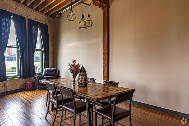 2BR, 1BA - 1000SF