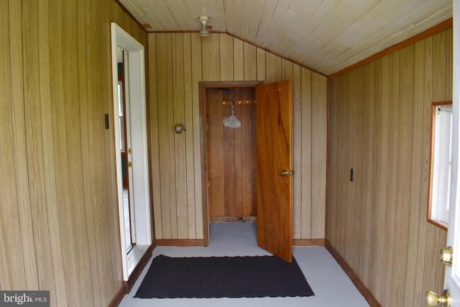 Building Photo - 9526 Circle Dr