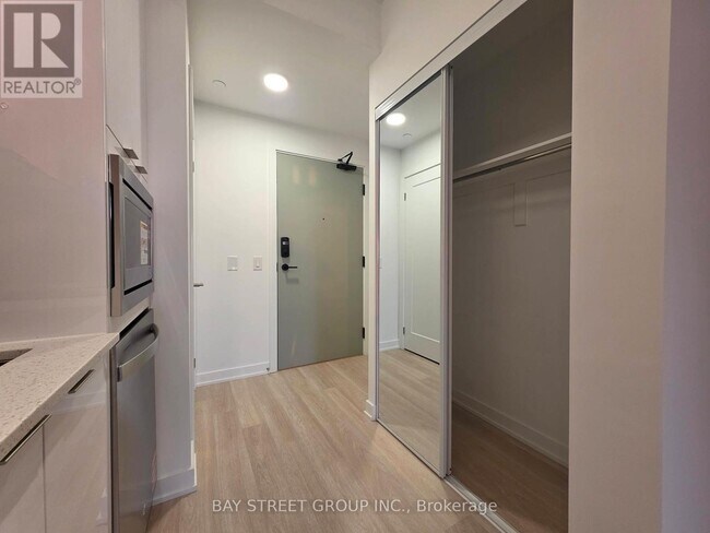 Photo - 5105 Hurontario St Unit 2009