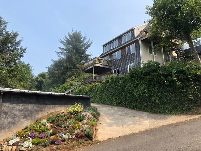 Todo el piso superior es la Unidad 3 - 255 Bensell Ave