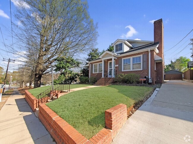 Building Photo - 5 Bedroom 3.5 Bath Brick home in Downtown ...