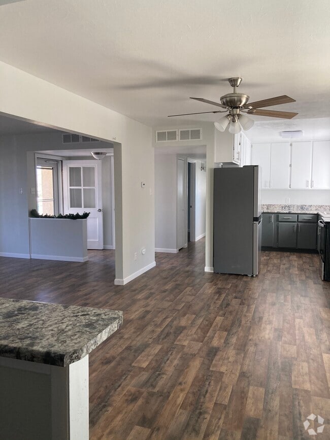 Building Photo - 3109 N Sunset Ave Rental