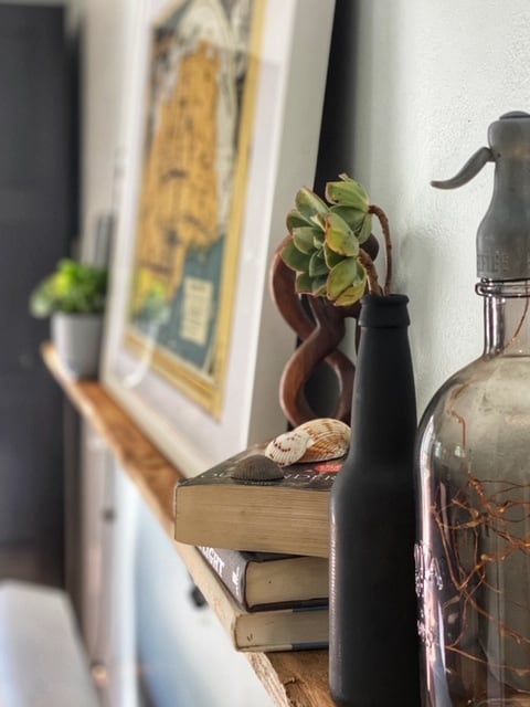 Los detalles creativos hacen que el espacio sea único. - 9730 Regent St