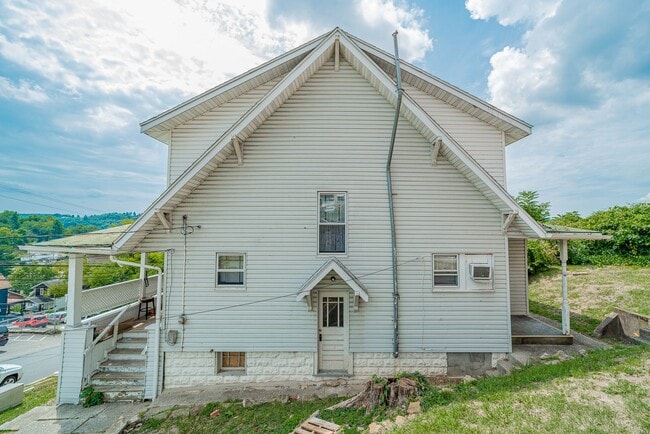 Photo - 4 Bedroom/ 2 Bathroom House - Downtown - A...