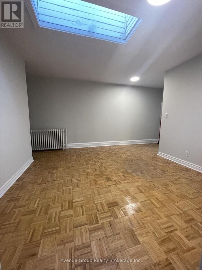 Photo - 621 Gerrard St E