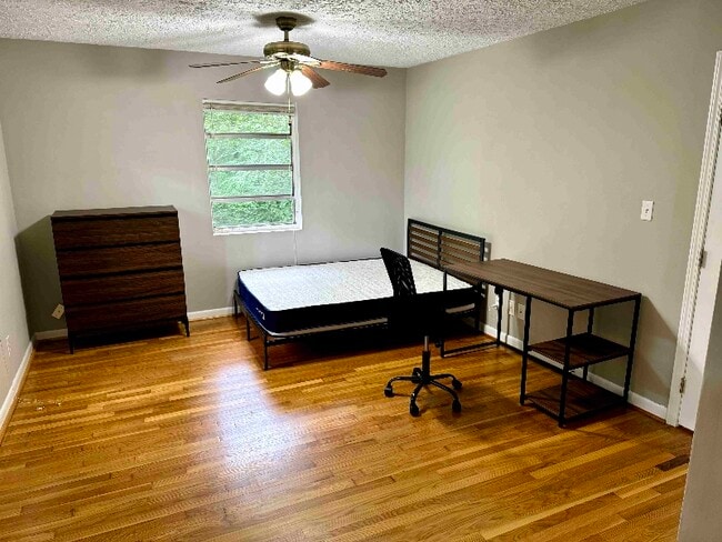Building Photo - 1962 Maple Dr Rental