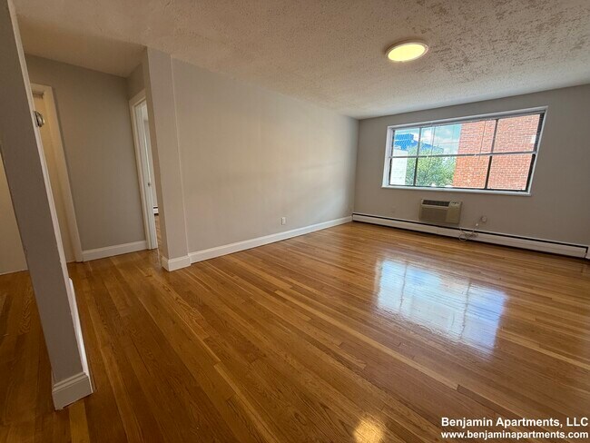 Building Photo - 240 Babcock St Unit 4h Rental