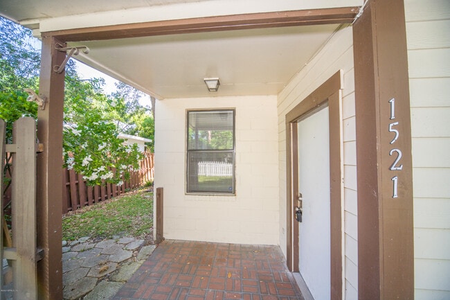 Photo - 1521 Yukon St