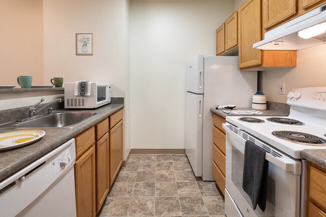 Electrodomésticos: lavavajillas, cocina eléctrica, microondas y refrigerador. - Tate Mason House - 55+ Community