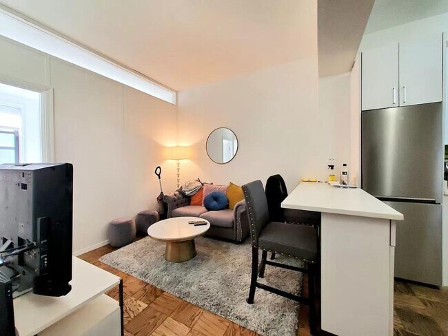 235 W 22nd St Unit 8J