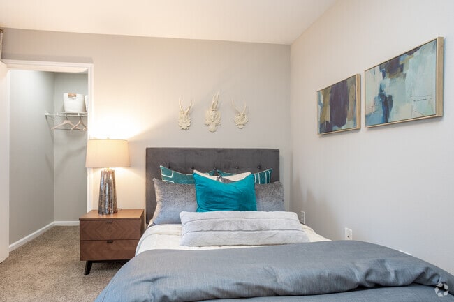 2BR, 2BA - 1,035SF w/Sunroom - Bedroom