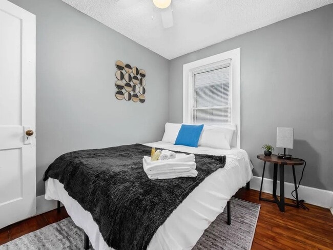 Photo - 363 E Gates St