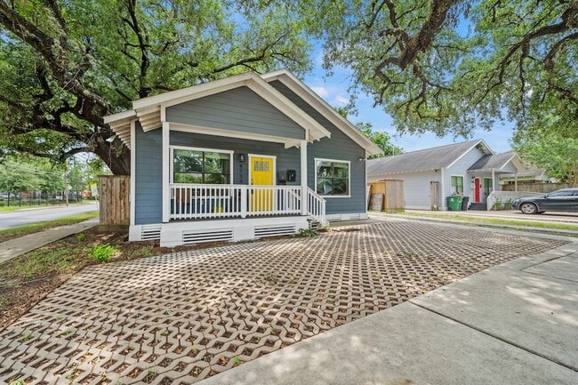 Building Photo - 4734 Bell St Unit B