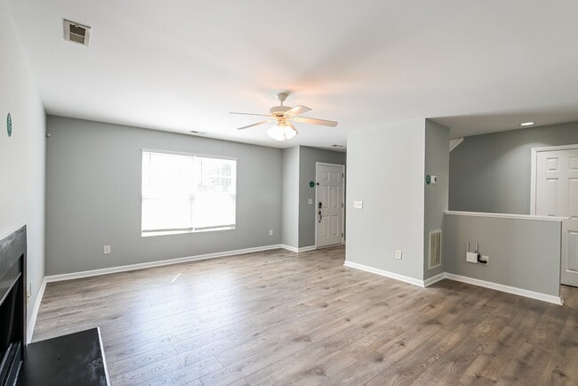 933 Roxy St