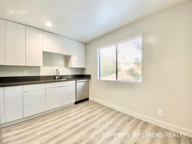 Photo - 1535 N Kenmore Ave Unit 2E