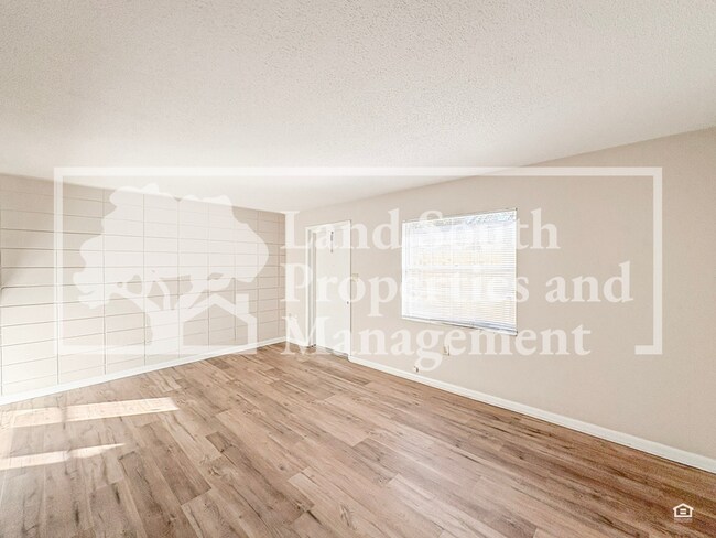 Photo - 817 W Carole St