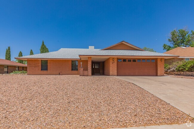 Building Photo - Beautiful Home on the Golf Course