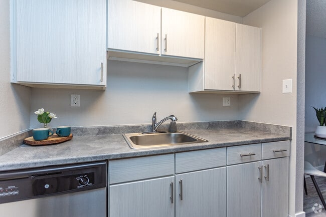 1BR, 1BA - 617SF