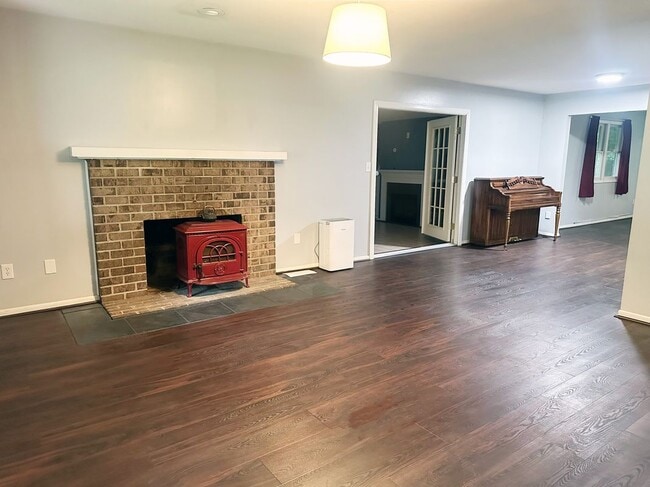 Photo - 200 Oakley Dr