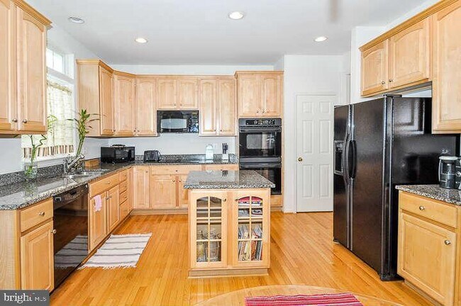 Photo - 9910 E Hill Dr