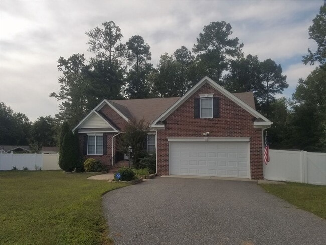 Photo - Beautiful transitional 4 bedroom brick ran...