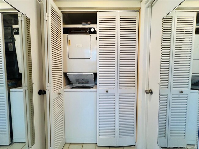 Building Photo - 7430 S Ocean Dr Unit 217