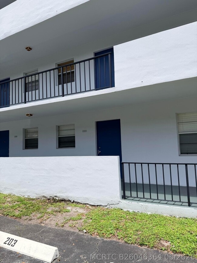 Building Photo - 1630 Embassy Dr Unit 104