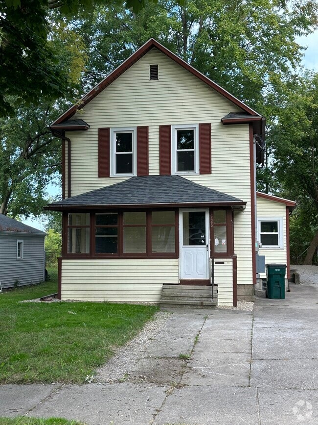 Building Photo - 526 Beech St Rental