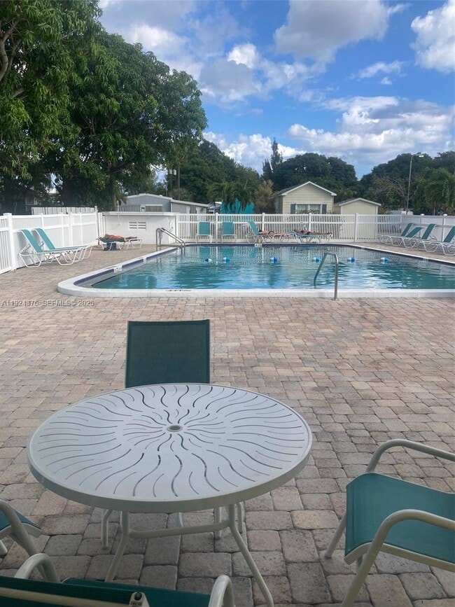 Photo - 310 NE 45th Pl