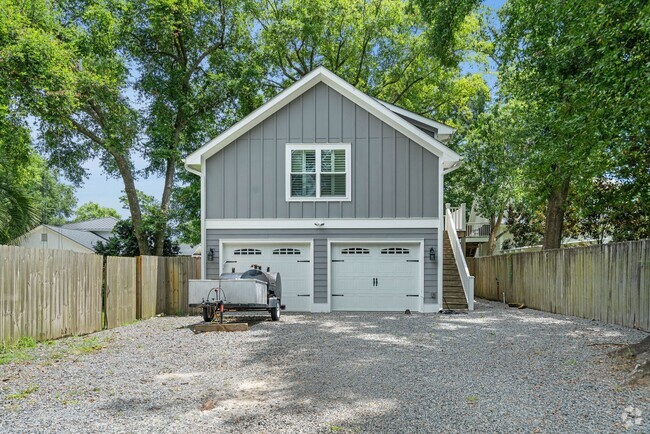 Building Photo - FURNISHED Garage Apartment