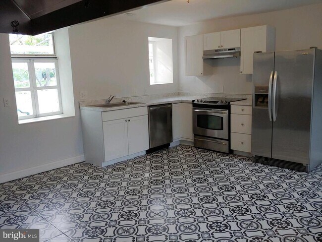 113 E Main St