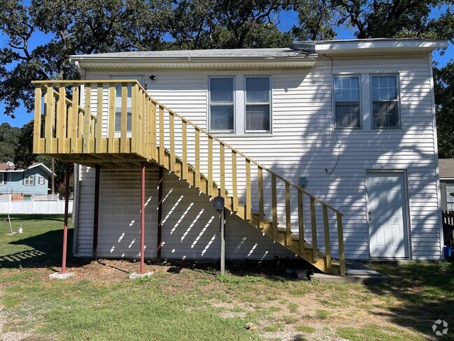 Building Photo - AVAILABLE NOW - 1 BEDROOM 1 BATH GARAGE AP... Rental