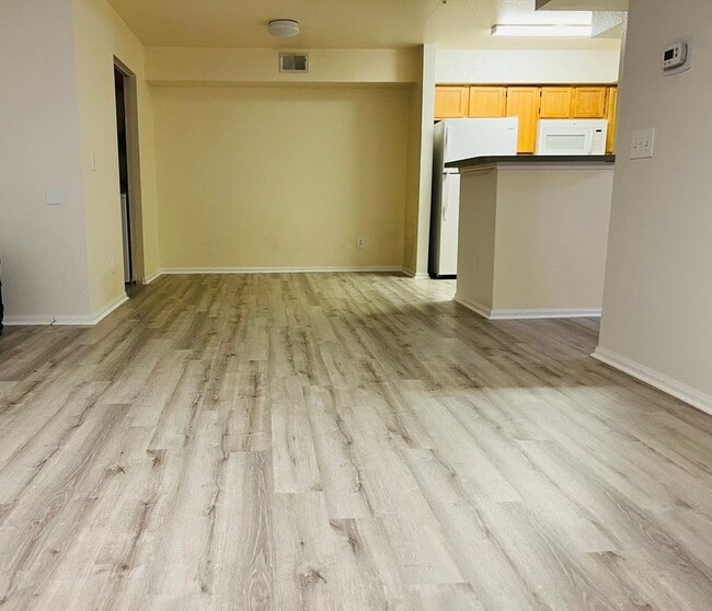 Building Photo - Spacious 2nd Floor 2B/2B Unfurnished Condo... Unit 391