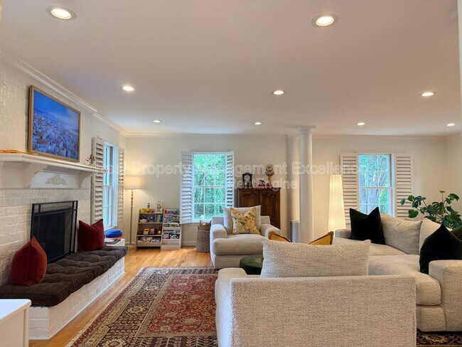 Photo - 1208 Nottingham Dr