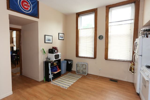 2057 W Roscoe St Unit 2