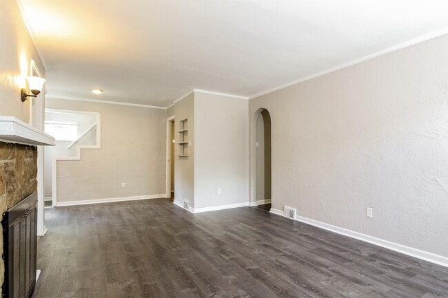 Photo - 2136 Laketon Rd