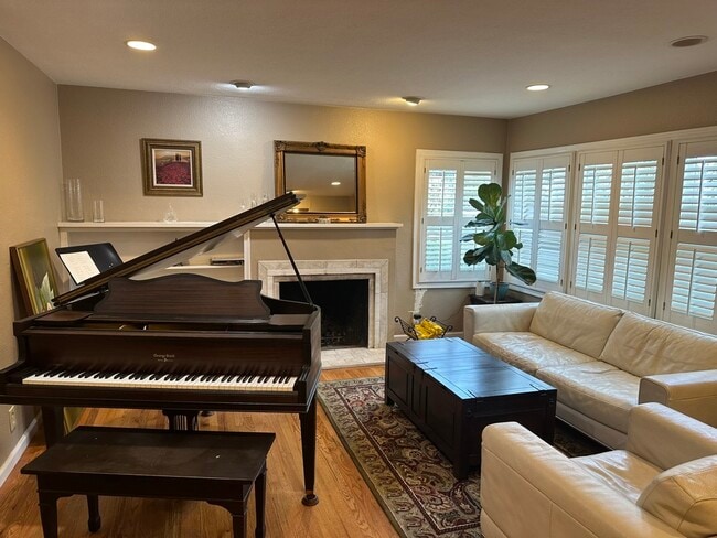 Sala de estar con piano de cola - 5966 11th Ave