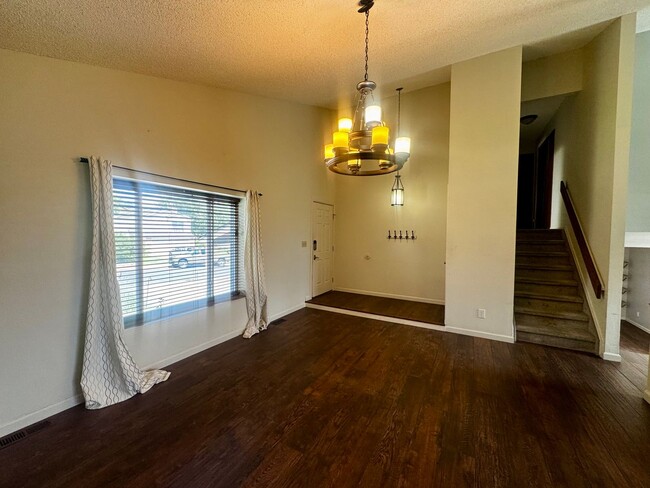 Photo - 3 Bedroom Tri-level in Briargate