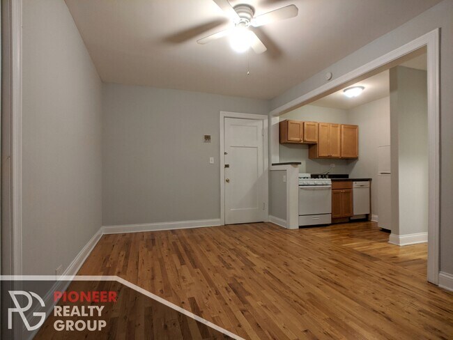 Photo - 837 W Wolfram St