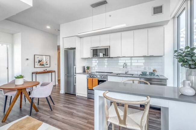 Photo - 1221 Macleod Trl SE Unité SI ID1370254P