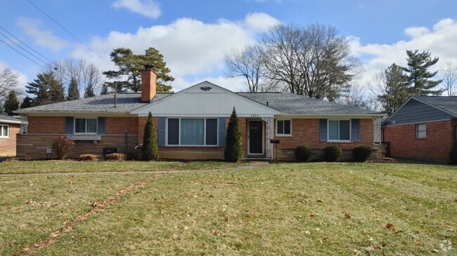 Front view and front yard - 6934 Winding Way Rental