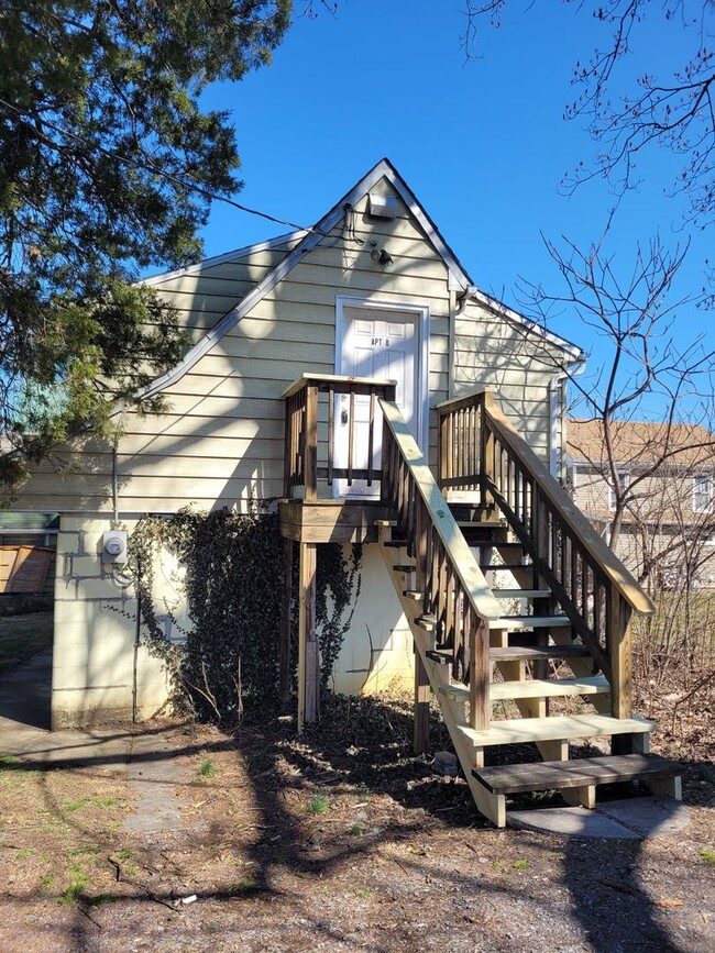 Building Photo - 212 N Queen St Unit 212 N. Queen St. Apt B