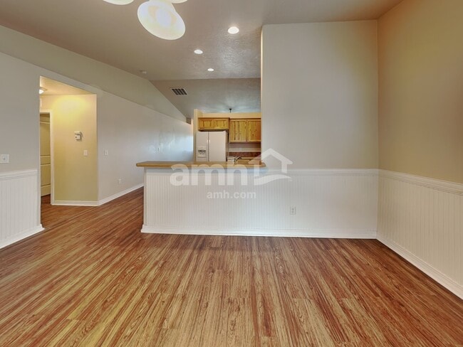 544 N Locust Ave