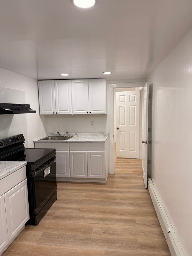 Building Photo - 116 Grove St Unit BSMT